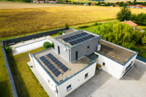 Installation photovoltaïque en autoconsommation sur toiture plate pour maison résidentielle