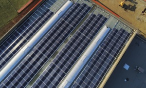 Centrale photovoltaïque en autoconsommation sur bâtiment industriel avec toiture plate
