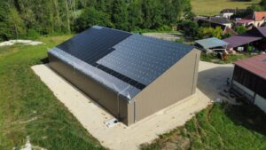 Bâtiment agricole vue drone en cours d'installation solaire photovoltaïque