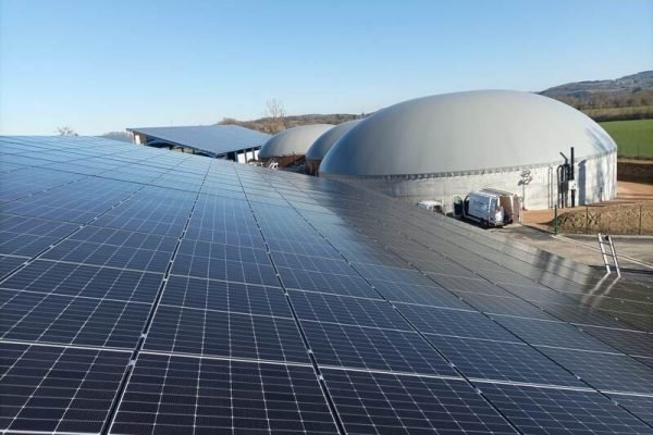 Site de méthanisation équipé de panneaux solaires
