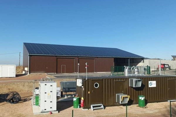 Site de méthanisation avec panneaux solaires