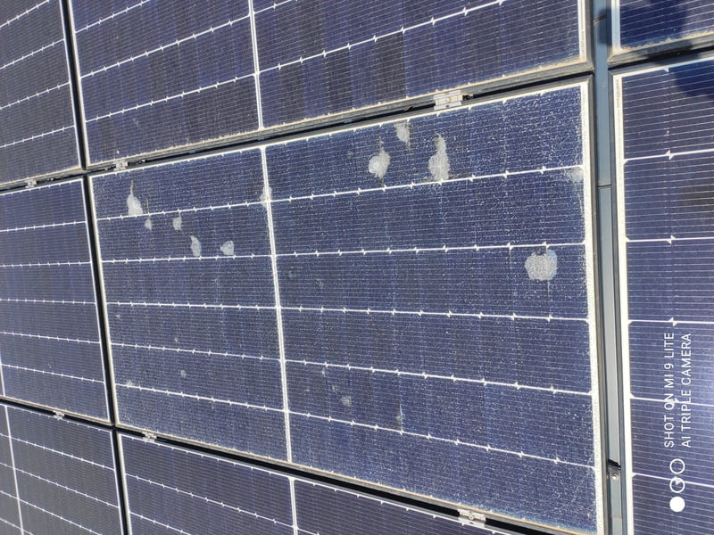 Panneaux solaires endommagés par les intempéries