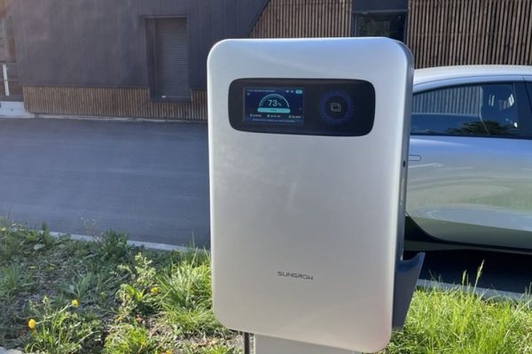 Borne de recharge pour voiture - Ferme des Volcans
