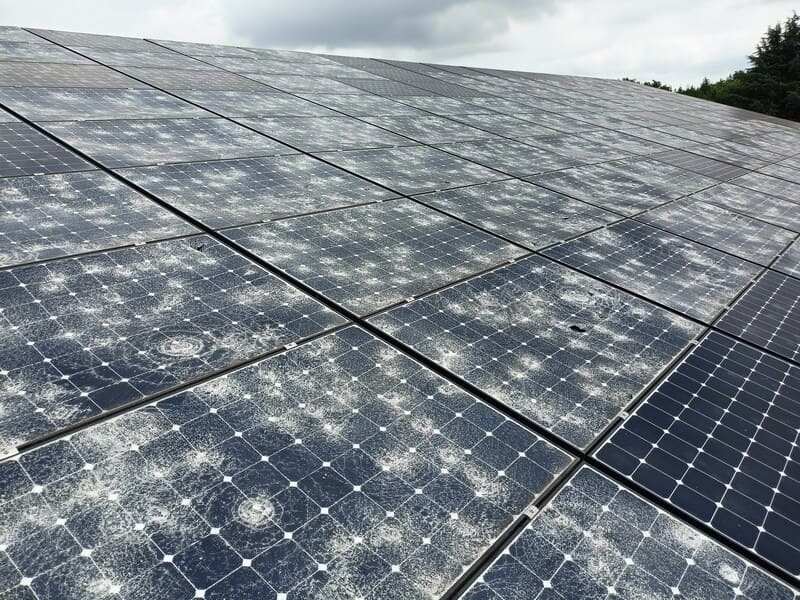 Panneaux solaires endommagés par la grêle